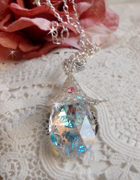 S&oslash;lvblomsterhalskjede med et vakkert Swarovskikrystallanheng, en s&oslash;lv hjerteformet innsats med kjede, ringer, l&aring;s og forlengelseskjede i s&oslash;lv 925/1000