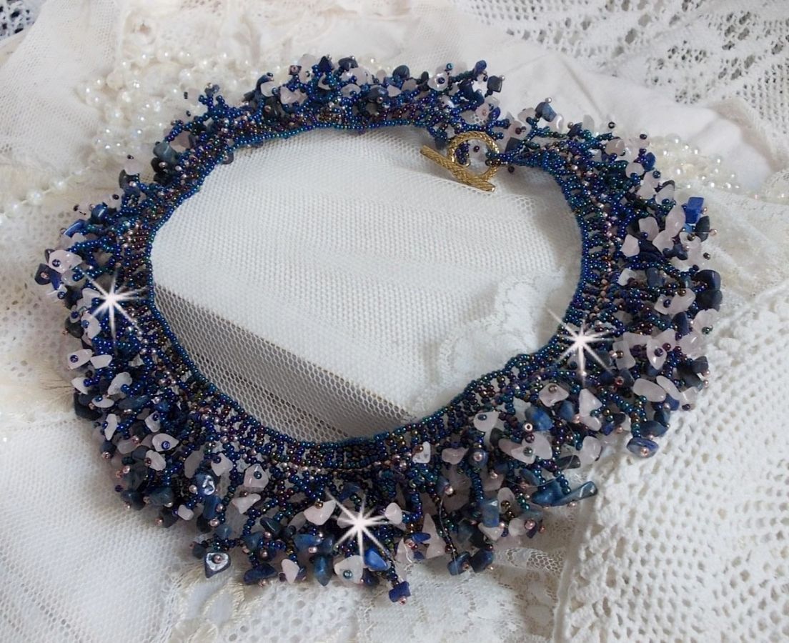 Korallblomsthalskjede med frøperler og halvedelstener som kvarts, sodalitt og lapis lazuli.