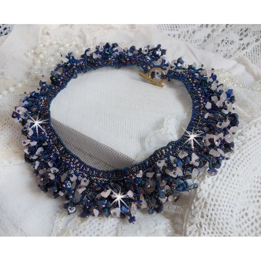 Korallblomsthalskjede med frøperler og halvedelstener som kvarts, sodalitt og lapis lazuli.