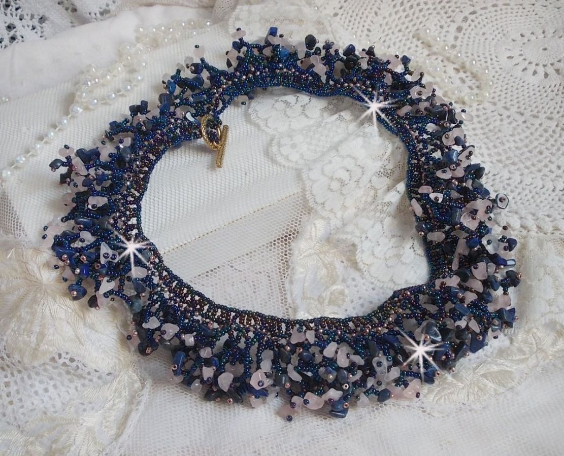Korallblomsthalskjede med frøperler og halvedelstener som kvarts, sodalitt og lapis lazuli.
