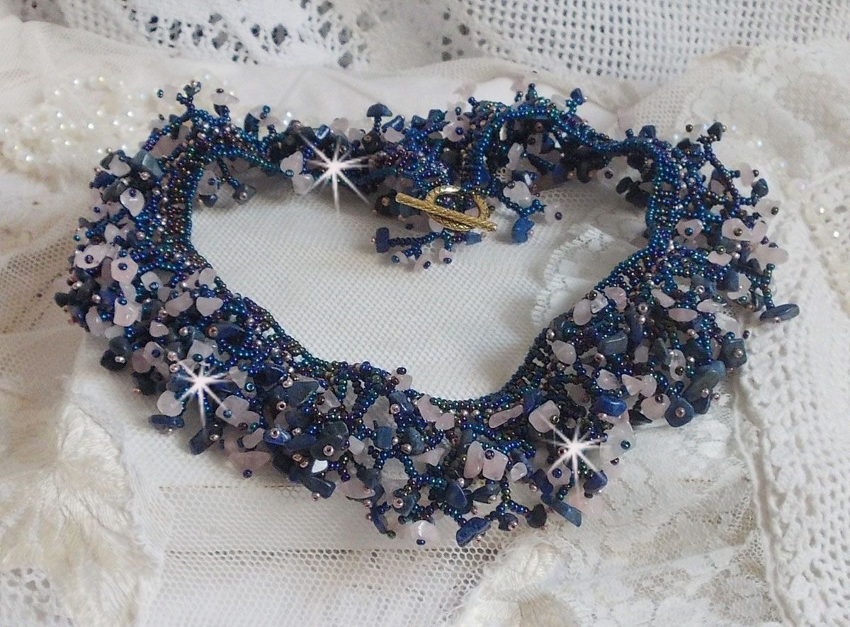 Korallblomsthalskjede med frøperler og halvedelstener som kvarts, sodalitt og lapis lazuli.