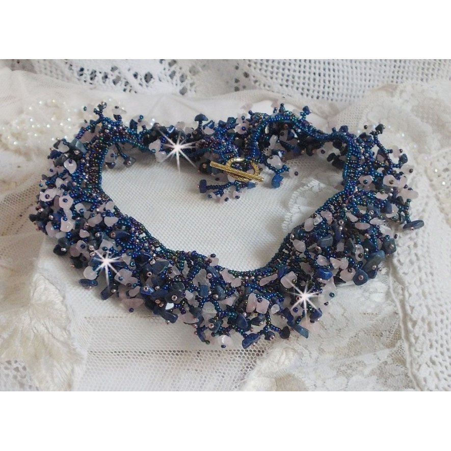 Korallblomsthalskjede med frøperler og halvedelstener som kvarts, sodalitt og lapis lazuli.
