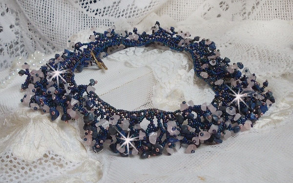 Korallblomsthalskjede med frøperler og halvedelstener som kvarts, sodalitt og lapis lazuli.