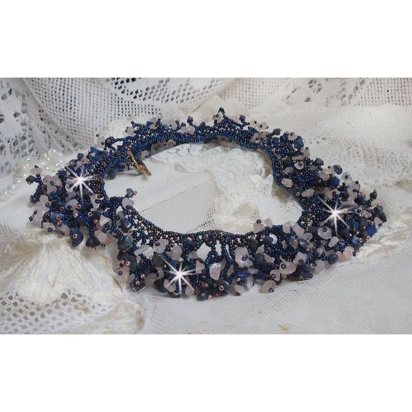 Korallblomsthalskjede med frøperler og halvedelstener som kvarts, sodalitt og lapis lazuli.