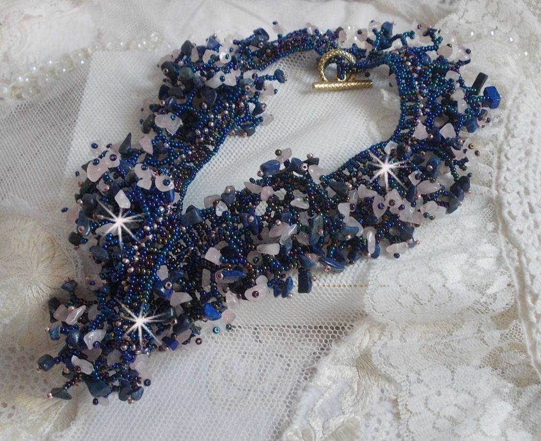 Korallblomsthalskjede med frøperler og halvedelstener som kvarts, sodalitt og lapis lazuli.