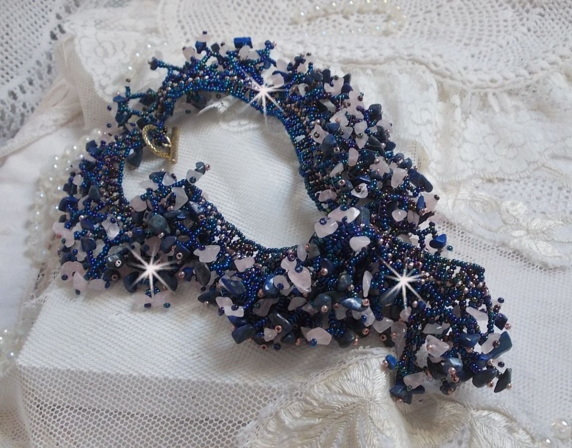 Korallblomsthalskjede med frøperler og halvedelstener som kvarts, sodalitt og lapis lazuli.
