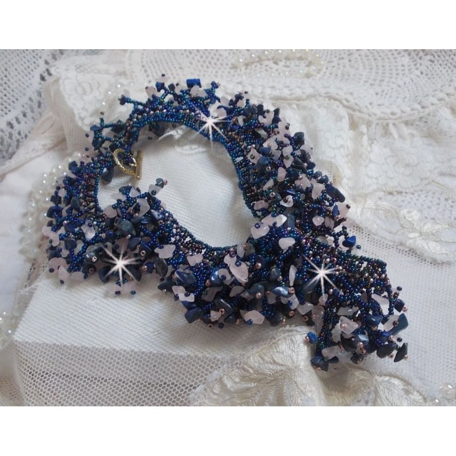 Korallblomsthalskjede med frøperler og halvedelstener som kvarts, sodalitt og lapis lazuli.