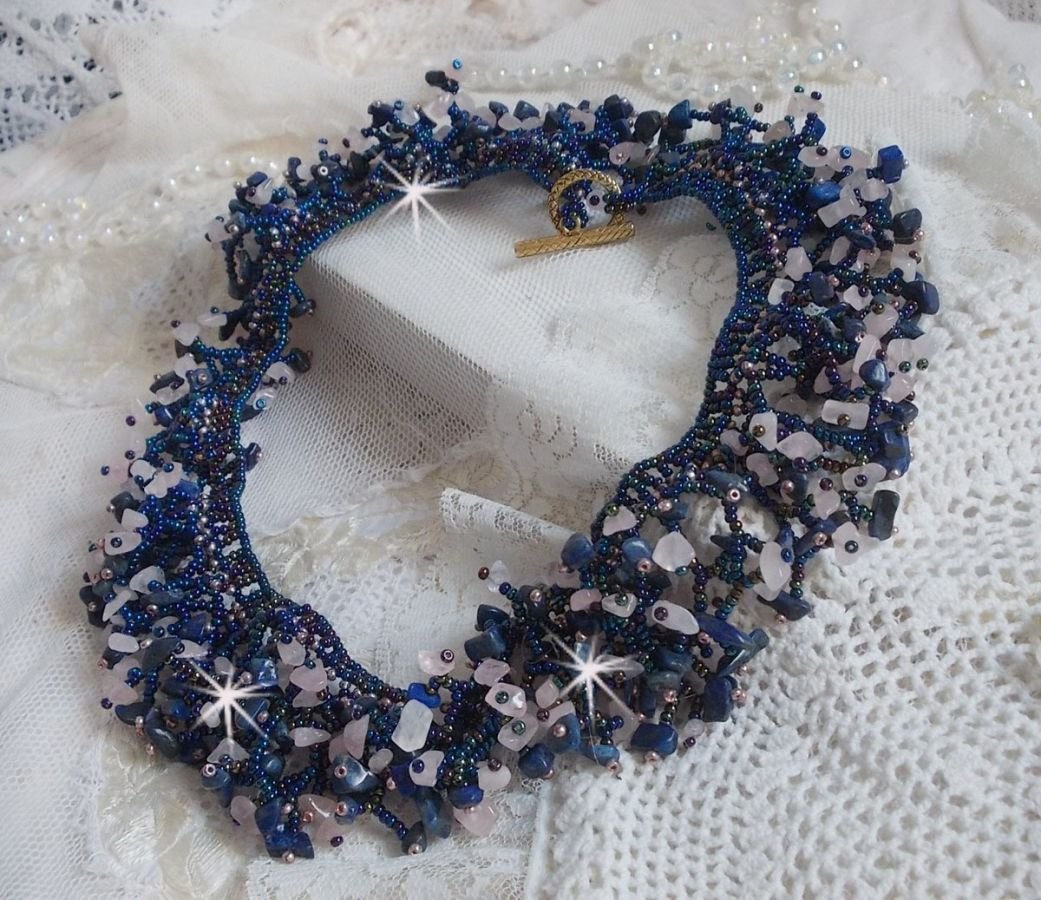 Korallblomsthalskjede med frøperler og halvedelstener som kvarts, sodalitt og lapis lazuli.