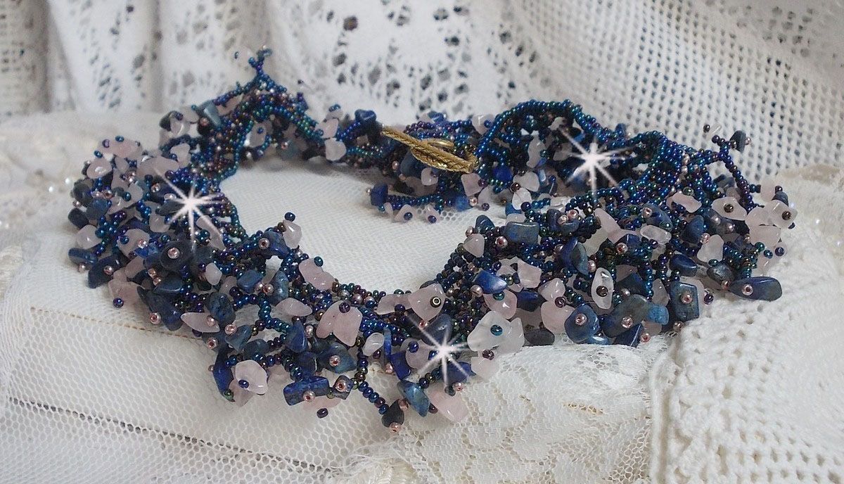 Korallblomsthalskjede med frøperler og halvedelstener som kvarts, sodalitt og lapis lazuli.