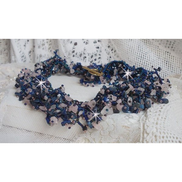 Korallblomsthalskjede med frøperler og halvedelstener som kvarts, sodalitt og lapis lazuli.