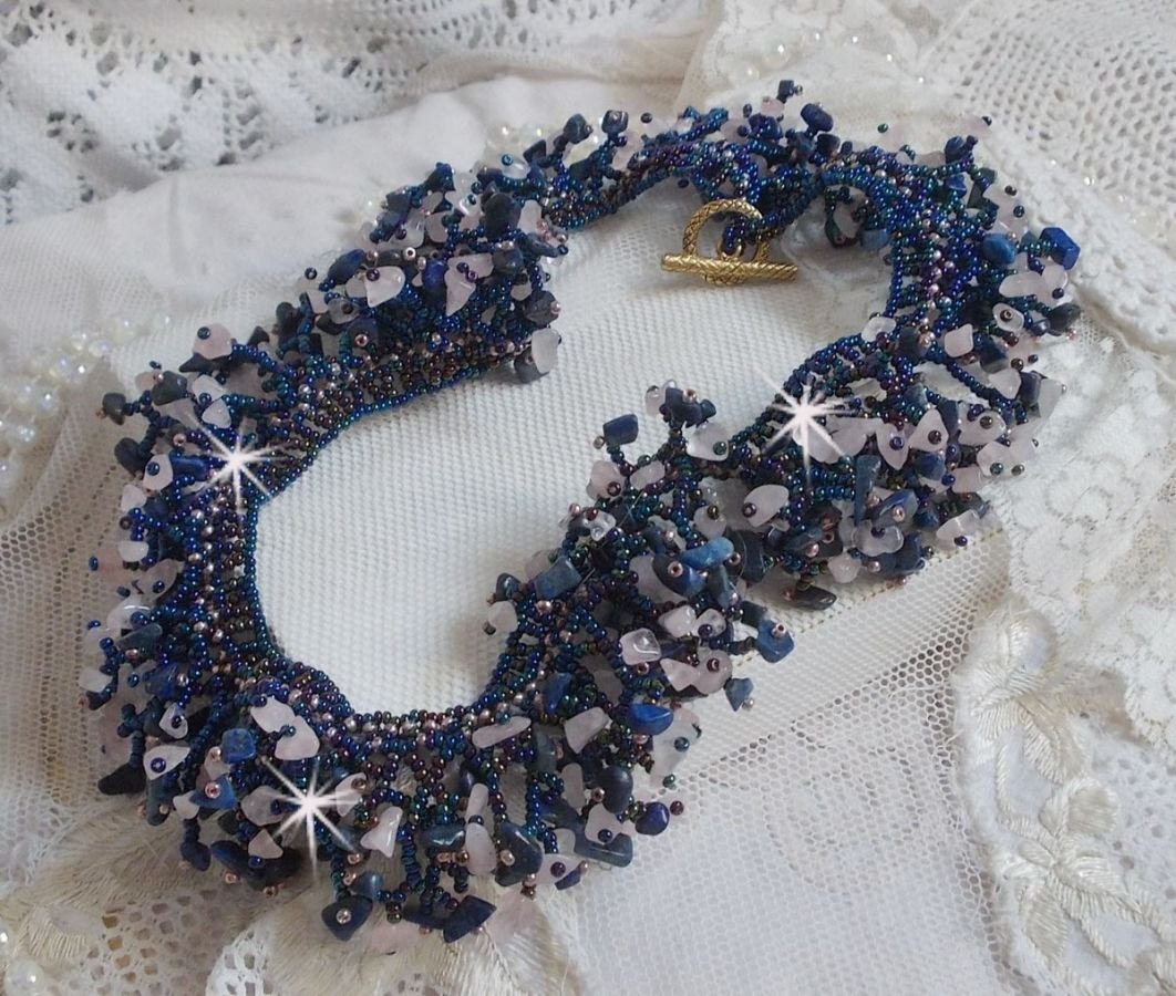 Korallblomsthalskjede med frøperler og halvedelstener som kvarts, sodalitt og lapis lazuli.