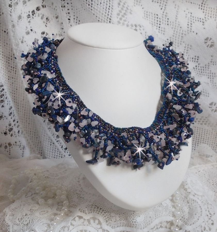 Korallblomsthalskjede med frøperler og halvedelstener som kvarts, sodalitt og lapis lazuli.