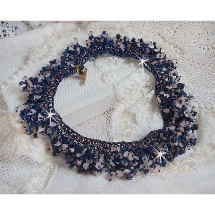 Korallblomsthalskjede med frøperler og halvedelstener som kvarts, sodalitt og lapis lazuli.