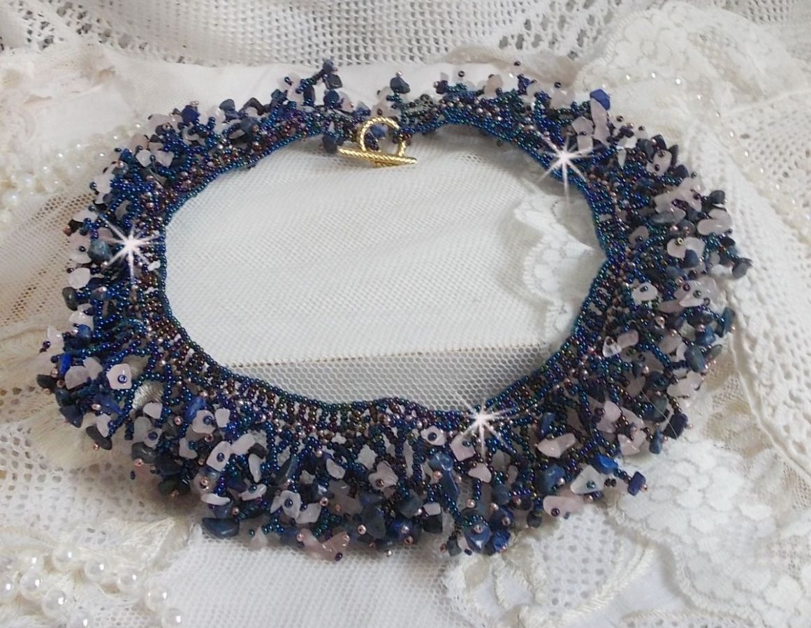 Korallblomsthalskjede med frøperler og halvedelstener som kvarts, sodalitt og lapis lazuli.