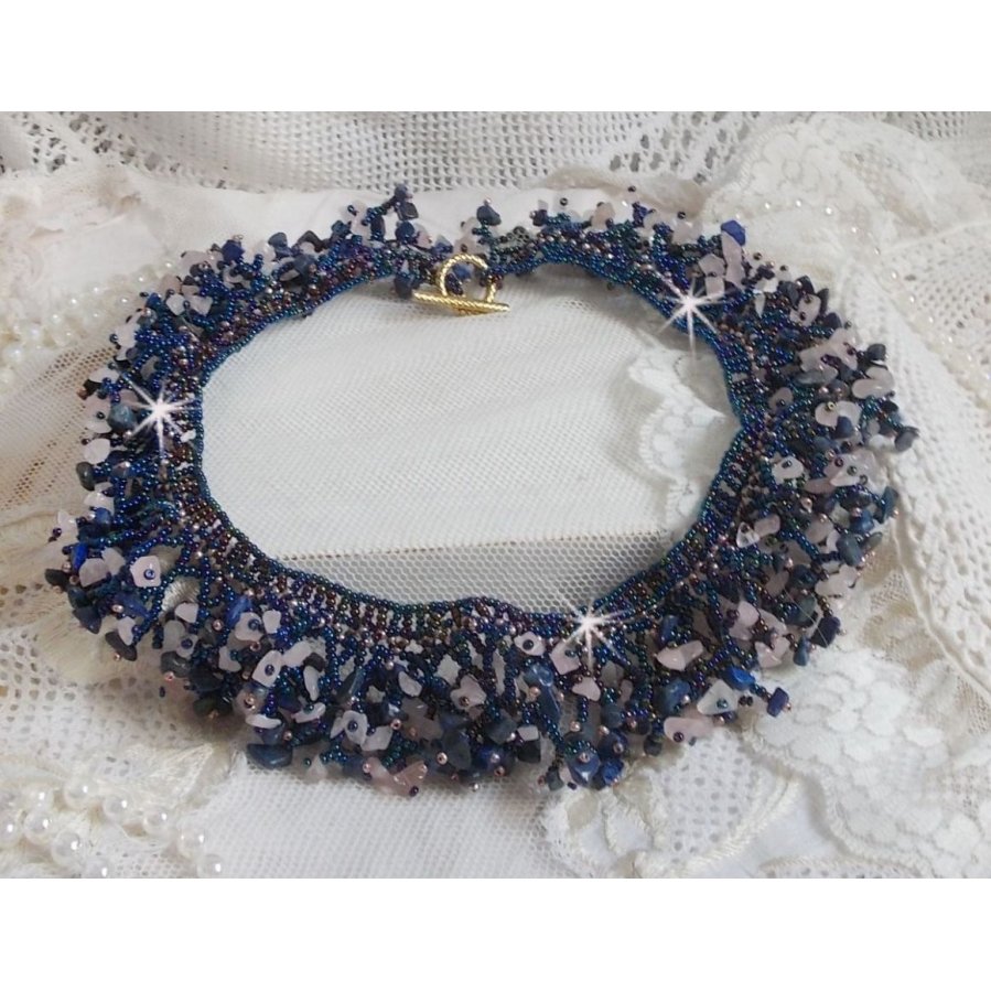 Korallblomsthalskjede med frøperler og halvedelstener som kvarts, sodalitt og lapis lazuli.