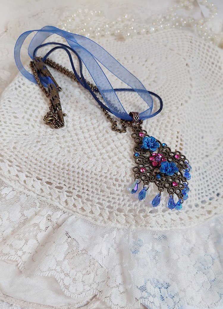 Collier Fleurs Bleues avec estampe, fleurs en résine, rubans, queue de rat, cabochons zirconium et perles cristal Swarovski