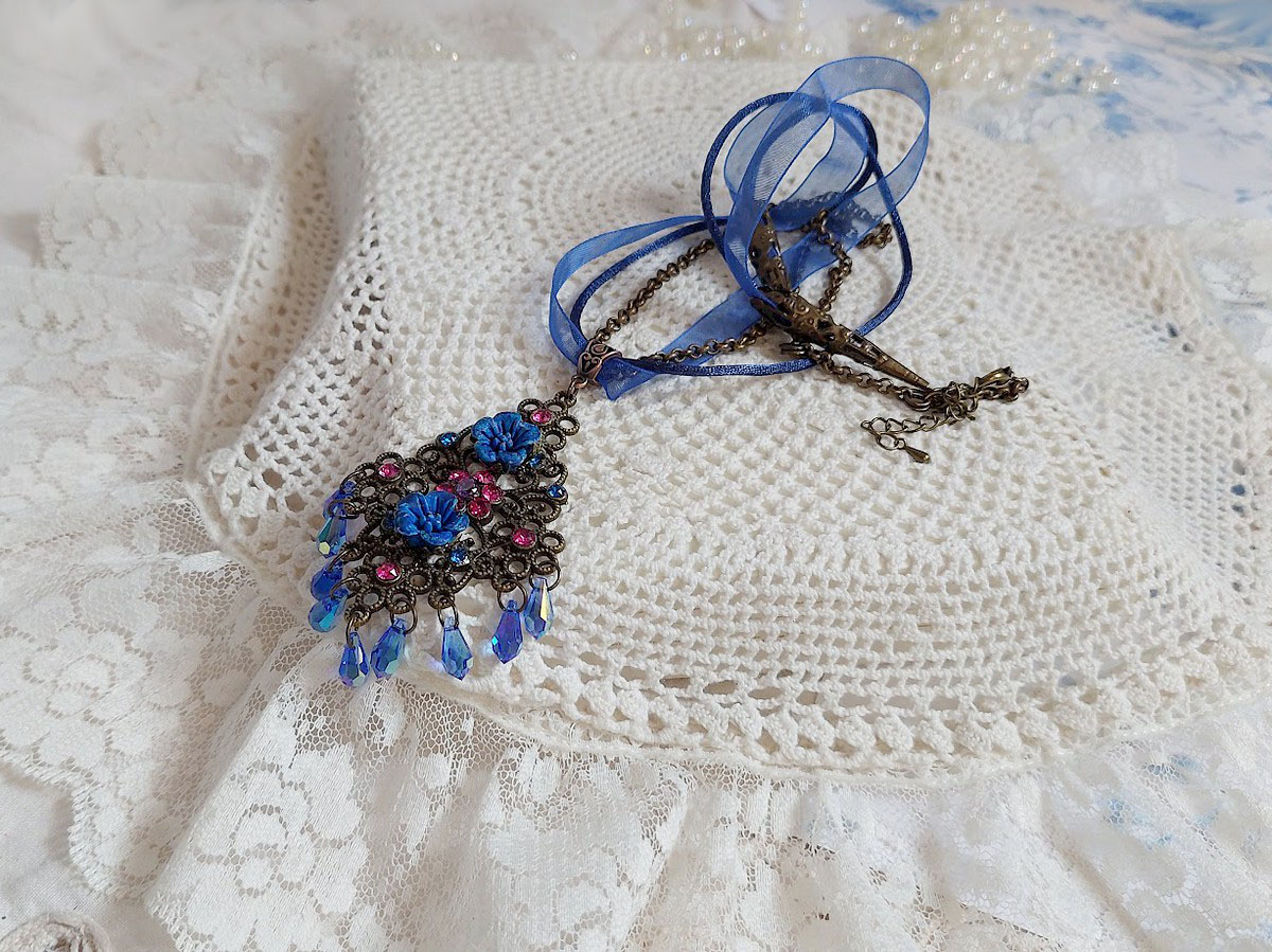 Collier Fleurs Bleues avec estampe, fleurs en résine, rubans, queue de rat, cabochons zirconium et perles cristal Swarovski