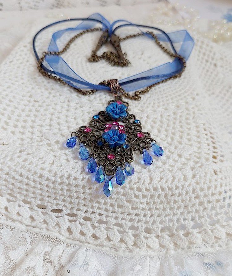Collier Fleurs Bleues avec estampe, fleurs en résine, rubans, queue de rat, cabochons zirconium et perles cristal Swarovski