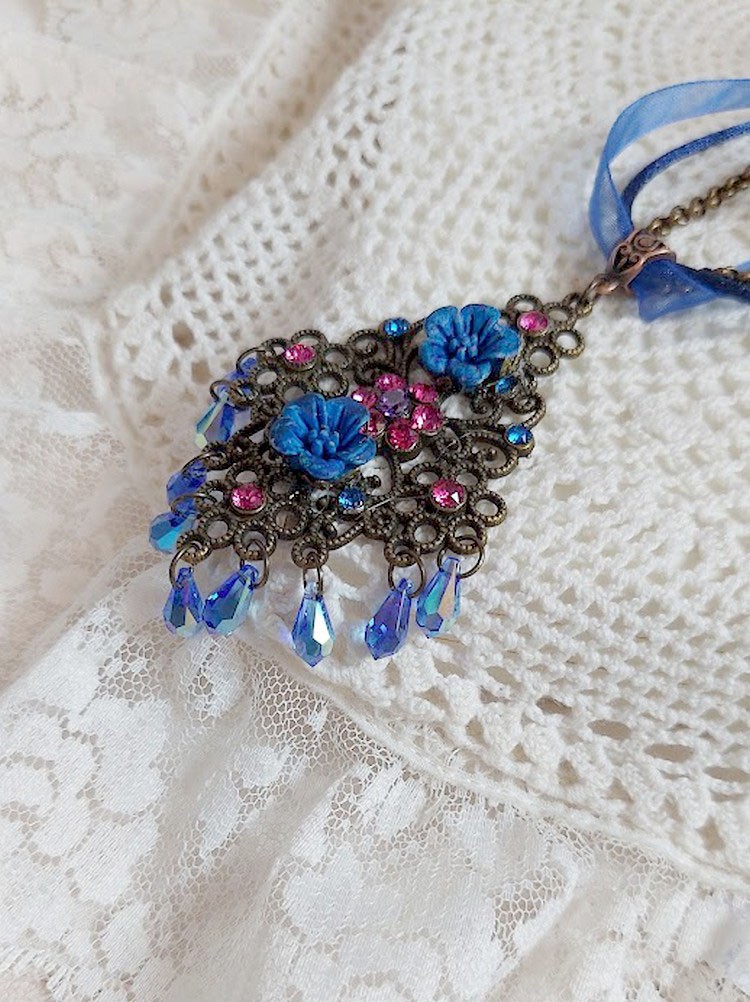 Collier Fleurs Bleues avec estampe, fleurs en résine, rubans, queue de rat, cabochons zirconium et perles cristal Swarovski