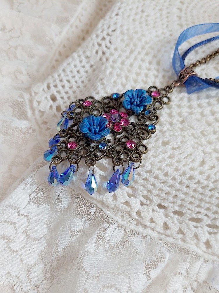 Collier Fleurs Bleues avec estampe, fleurs en résine, rubans, queue de rat, cabochons zirconium et perles cristal Swarovski