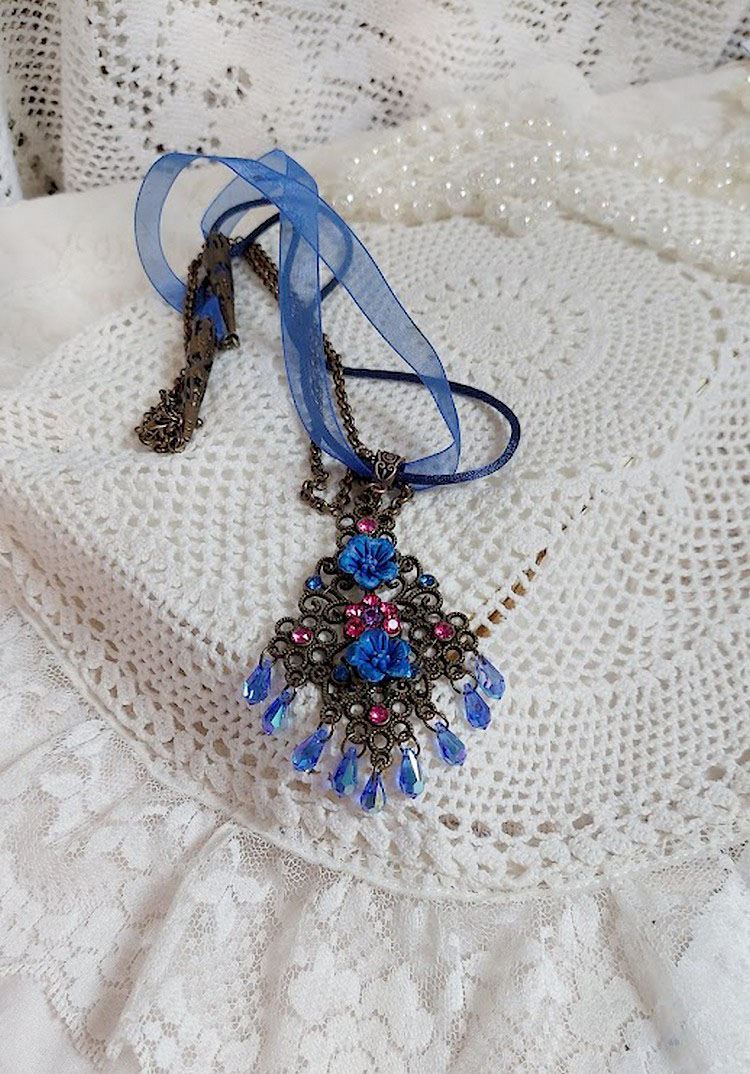 Collier Fleurs Bleues avec estampe, fleurs en résine, rubans, queue de rat, cabochons zirconium et perles cristal Swarovski