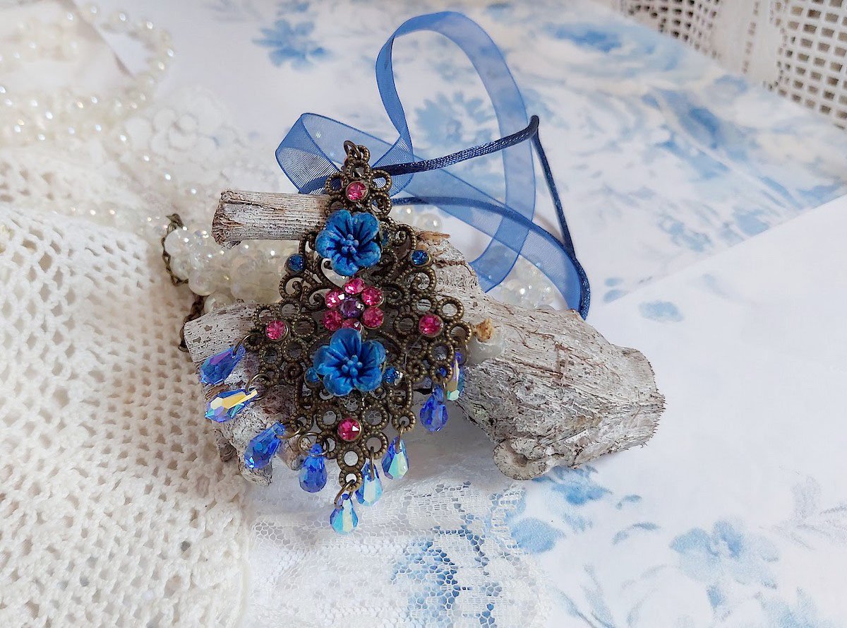 Collier Fleurs Bleues avec estampe, fleurs en résine, rubans, queue de rat, cabochons zirconium et perles cristal Swarovski