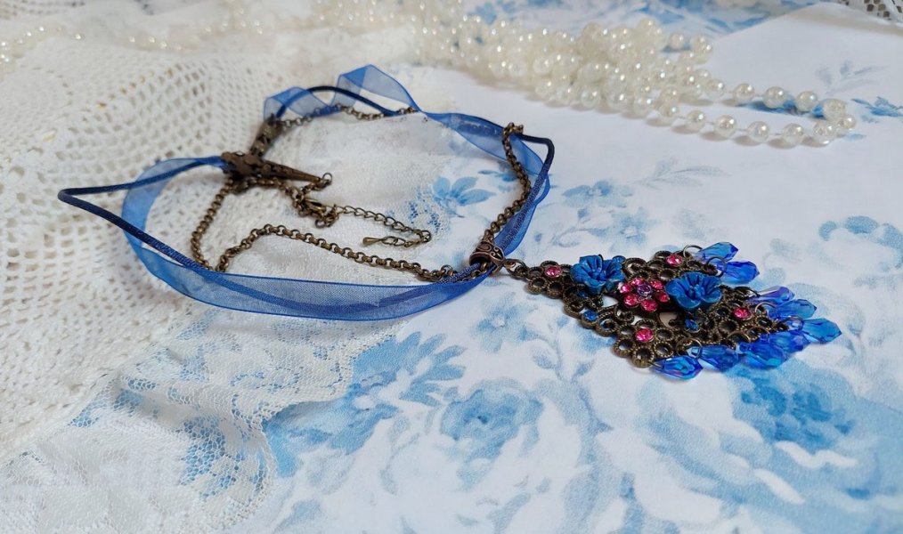 Collier Fleurs Bleues avec estampe, fleurs en résine, rubans, queue de rat, cabochons zirconium et perles cristal Swarovski