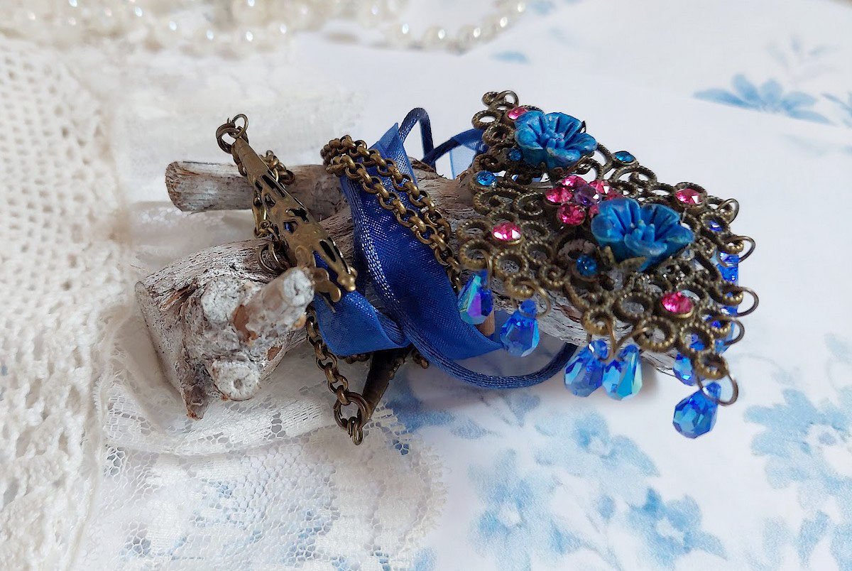 Collier Fleurs Bleues avec estampe, fleurs en résine, rubans, queue de rat, cabochons zirconium et perles cristal Swarovski