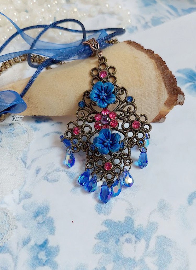 Collier Fleurs Bleues avec estampe, fleurs en résine, rubans, queue de rat, cabochons zirconium et perles cristal Swarovski