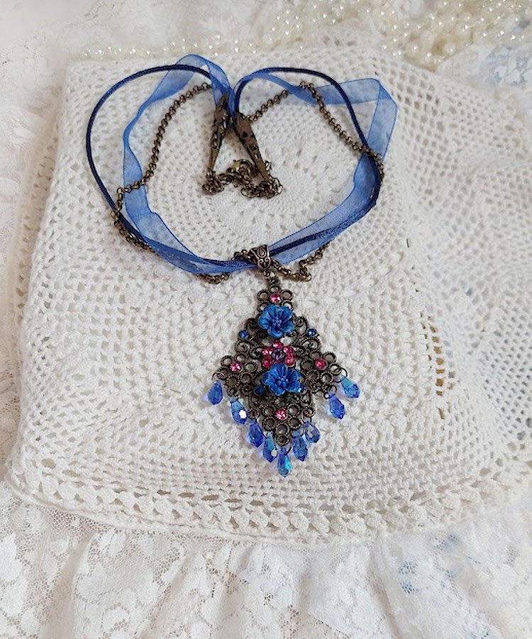 Collier Fleurs Bleues avec estampe, fleurs en résine, rubans, queue de rat, cabochons zirconium et perles cristal Swarovski