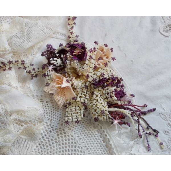 Halskjede Les Floralies montert med edelstener : Sugilite og Miyuki Delicas perler i forskjellige farger 