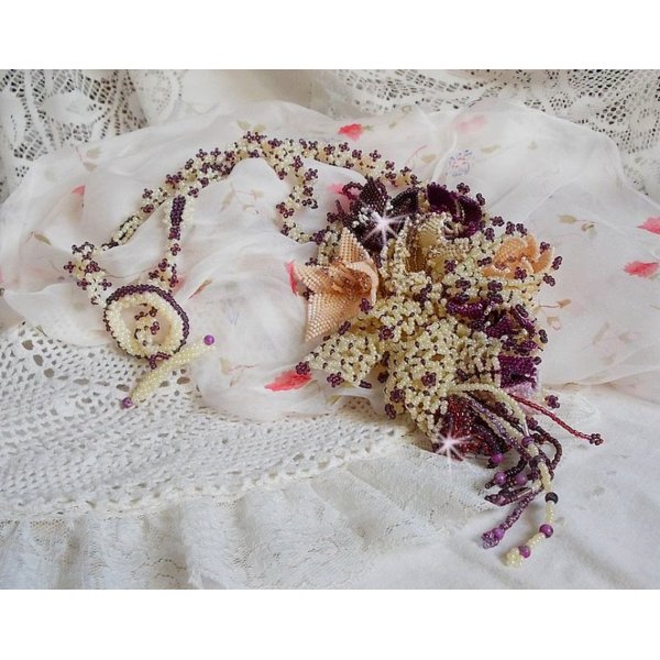 Halskjede Les Floralies montert med edelstener : Sugilite og Miyuki Delicas perler i forskjellige farger 