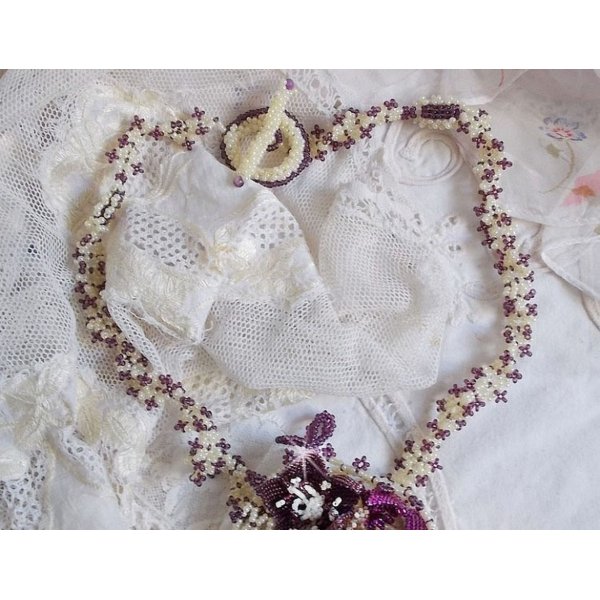 Halskjede Les Floralies montert med edelstener : Sugilite og Miyuki Delicas perler i forskjellige farger 