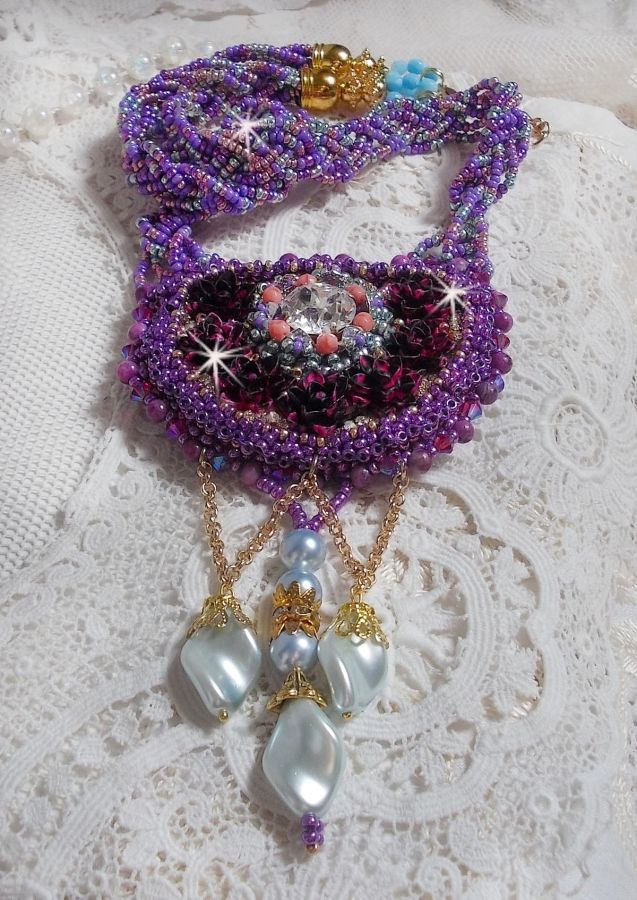 Freesia halskjede brodert med Fuchsia harpiks roser marmorert med Rose, Swarovski krystaller og frø perler.