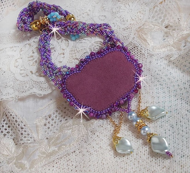 Freesia halskjede brodert med Fuchsia harpiks roser marmorert med Rose, Swarovski krystaller og fr&oslash; perler.