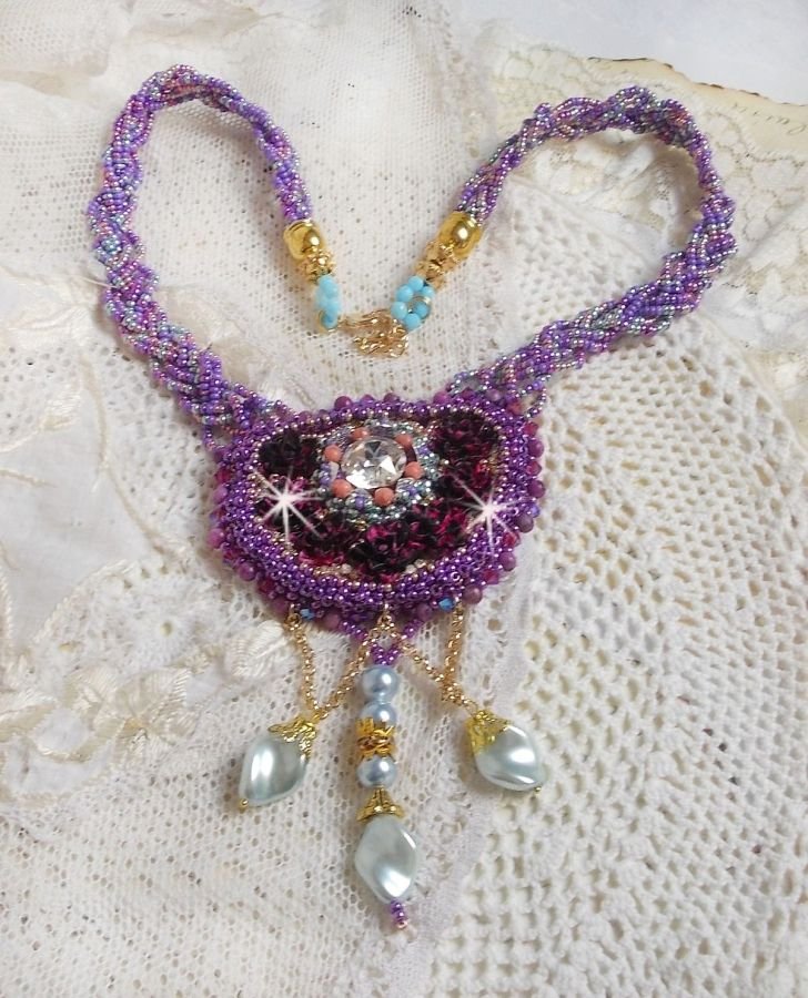 Freesia halskjede brodert med Fuchsia harpiks roser marmorert med Rose, Swarovski krystaller og frø perler.