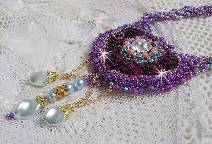 Freesia halskjede brodert med Fuchsia harpiks roser marmorert med Rose, Swarovski krystaller og fr&oslash; perler.