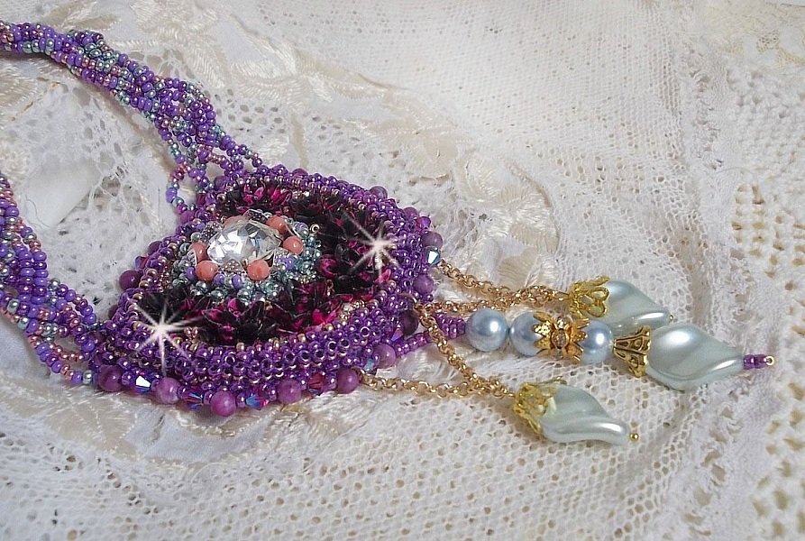 Freesia halskjede brodert med Fuchsia harpiks roser marmorert med Rose, Swarovski krystaller og fr&oslash; perler.