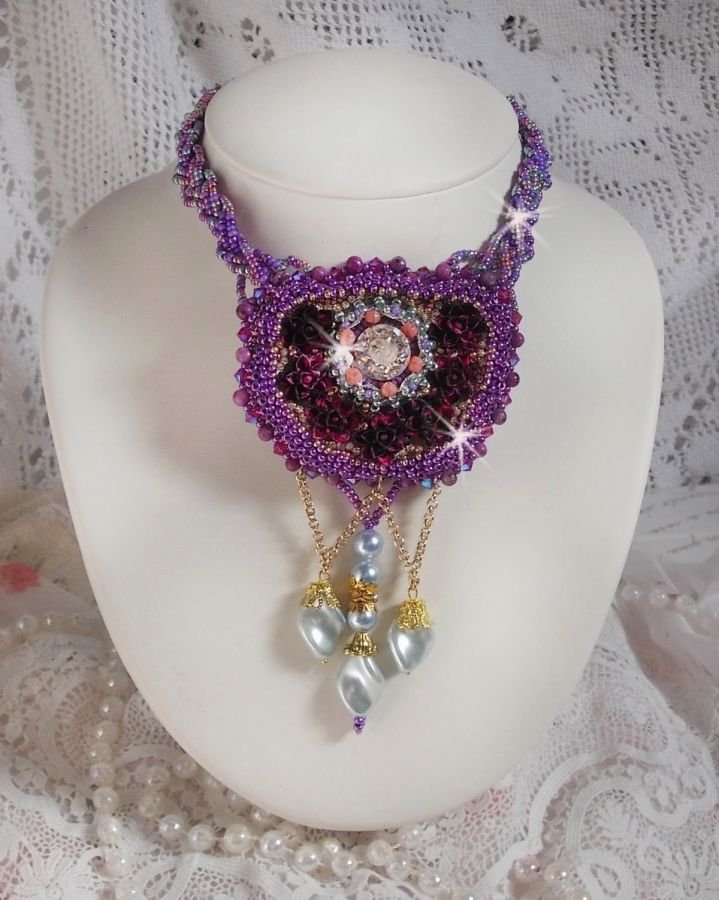 Freesia halskjede brodert med Fuchsia harpiks roser marmorert med Rose, Swarovski krystaller og frø perler.