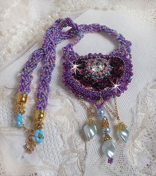 Freesia halskjede brodert med Fuchsia harpiks roser marmorert med Rose, Swarovski krystaller og fr&oslash; perler.