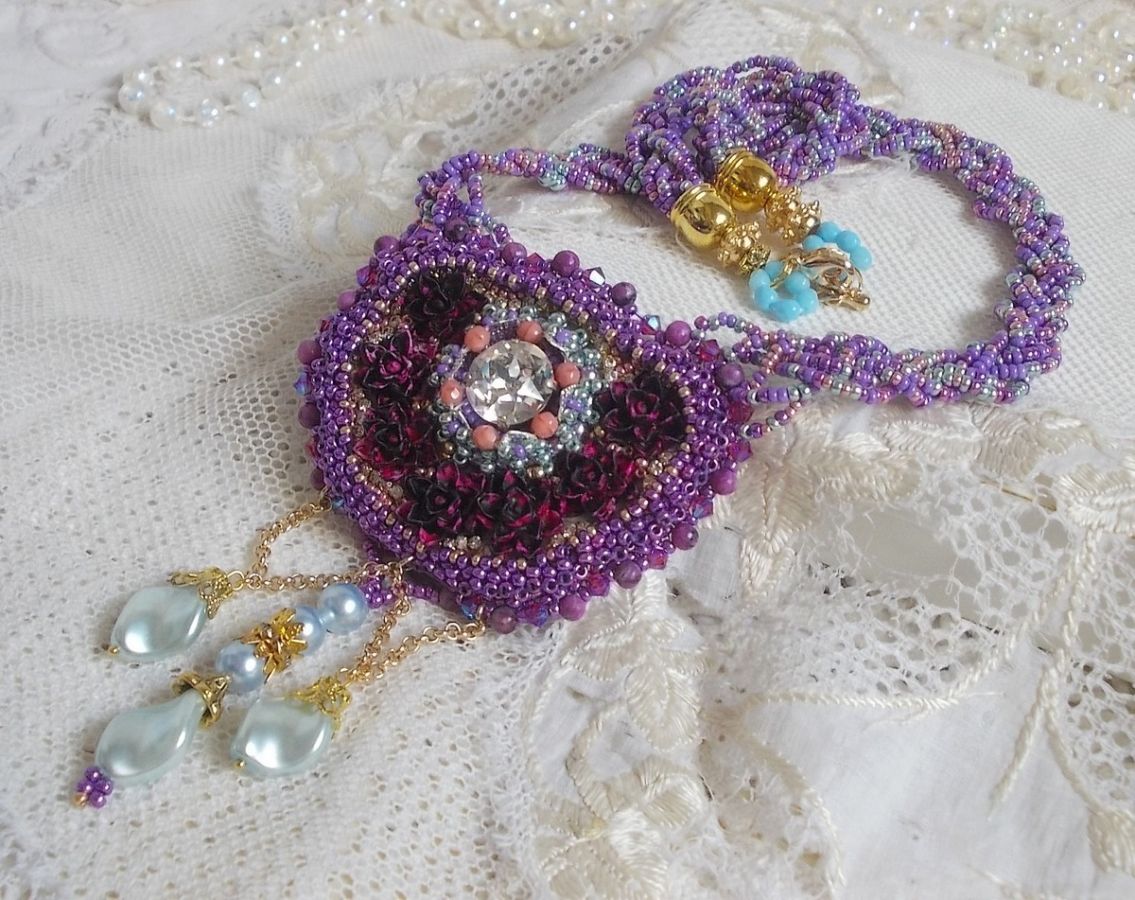 Freesia halskjede brodert med Fuchsia harpiks roser marmorert med Rose, Swarovski krystaller og frø perler.