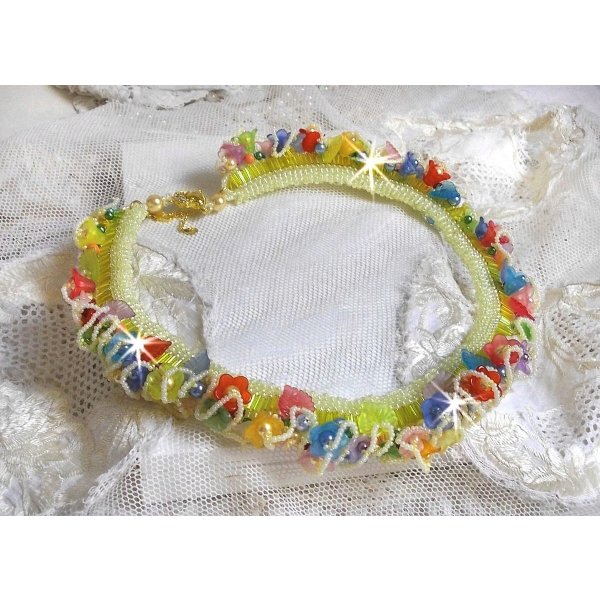 Garden Flowers halskjede med Frosted blomster, steinbed, gule r&oslash;r, Lucite blomster og steinbed