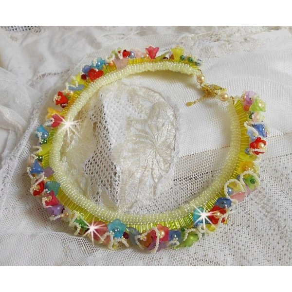 Garden Flowers halskjede med Frosted blomster, steinbed, gule r&oslash;r, Lucite blomster og steinbed