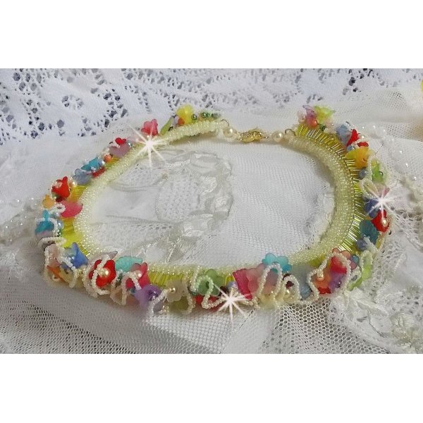 Garden Flowers halskjede med Frosted blomster, steinbed, gule r&oslash;r, Lucite blomster og steinbed