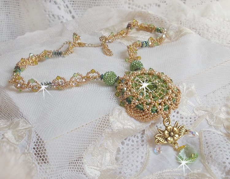 Garden Party halskjede brodert med en Green Bohemian Crystal, Swarovski perler og Miyuki frø perler