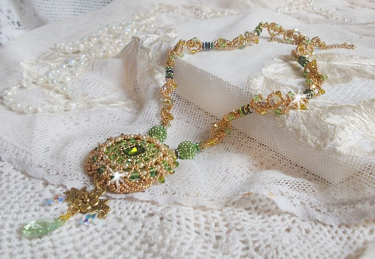 Garden Party halskjede brodert med en Green Bohemian Crystal, Swarovski perler og Miyuki frø perler