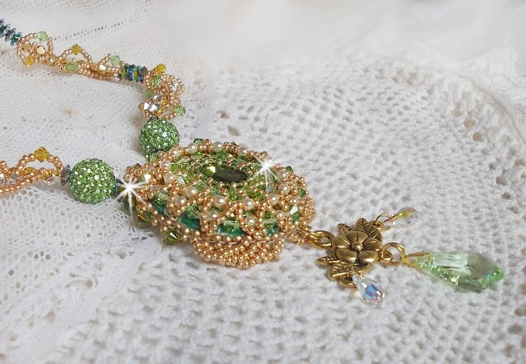 Garden Party halskjede brodert med en Green Bohemian Crystal, Swarovski perler og Miyuki frø perler