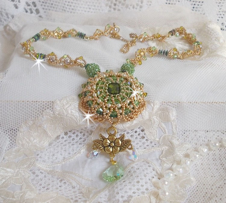 Garden Party halskjede brodert med en Green Bohemian Crystal, Swarovski perler og Miyuki frø perler