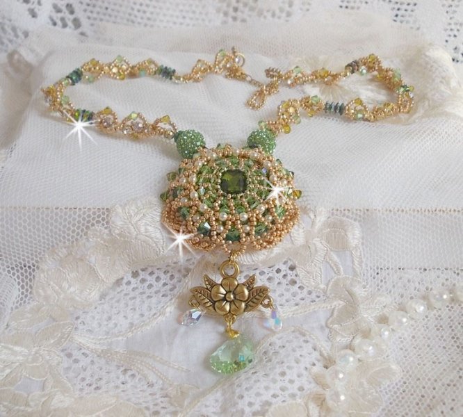 Garden Party halskjede brodert med en Green Bohemian Crystal, Swarovski perler og Miyuki frø perler