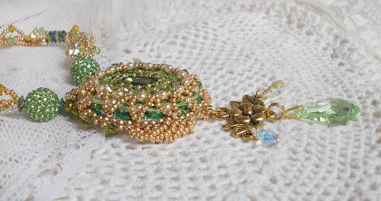 Garden Party halskjede brodert med en Green Bohemian Crystal, Swarovski perler og Miyuki frø perler